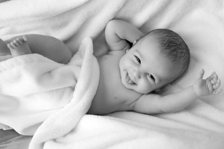 Bébé couché souriant et gesticulant