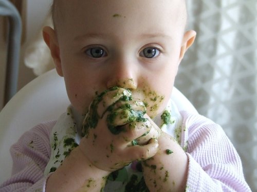 Un bébé barbouillé de nourriture