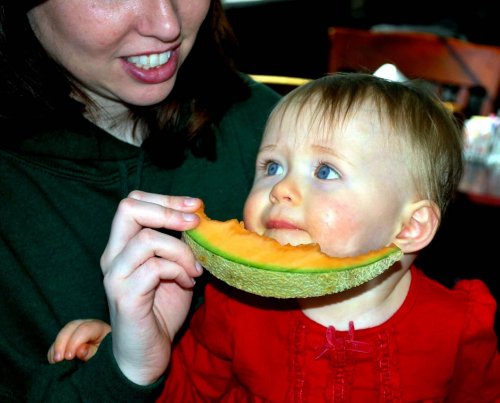 Un bébé qui mange du melon
