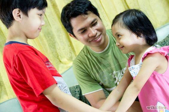 Une petite fille rencontrant un petit garçon
