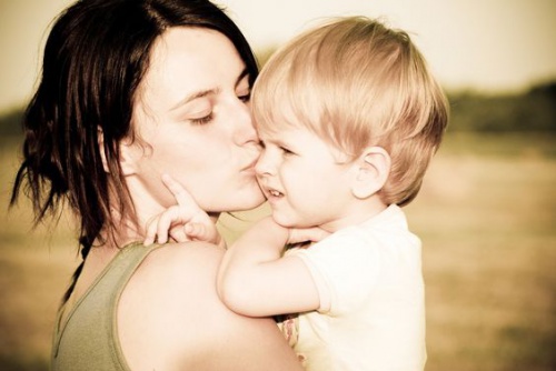 Une maman embrasse son petit garçon au lieu de le gronder