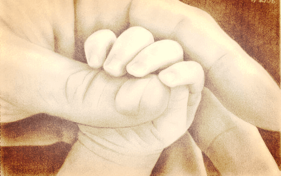 Un bébé serre le pouce d'un adulte dans sa main, par le réflexe de préhension