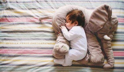 Vos enfants peuvent dormir avec des peluches ; elles les protègent
