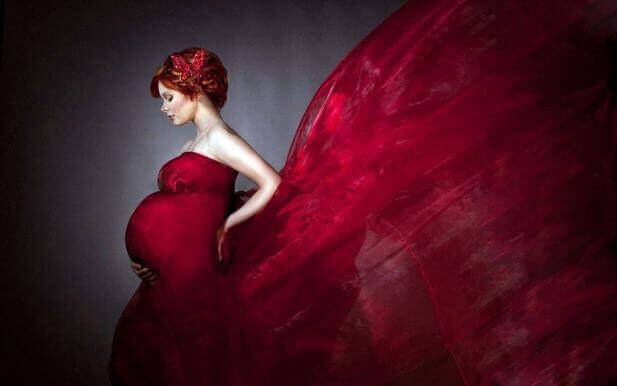 Illustration d'une femme enceinte avec une robe rouge volante 