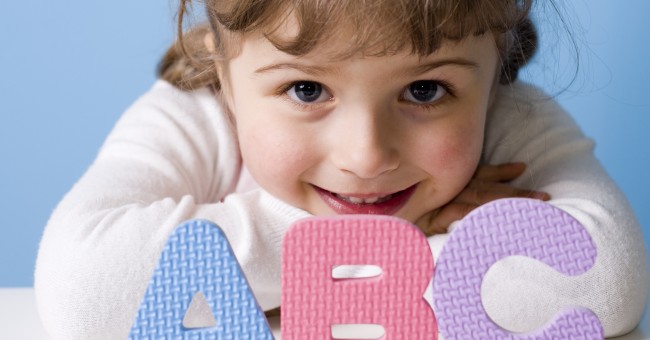 Une petite fille de deux ans