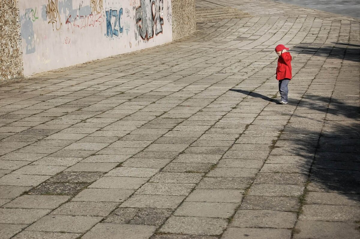 Un enfant seul dans la rue