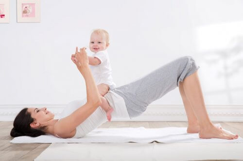 Maman en train de faire du sport avec son bébé