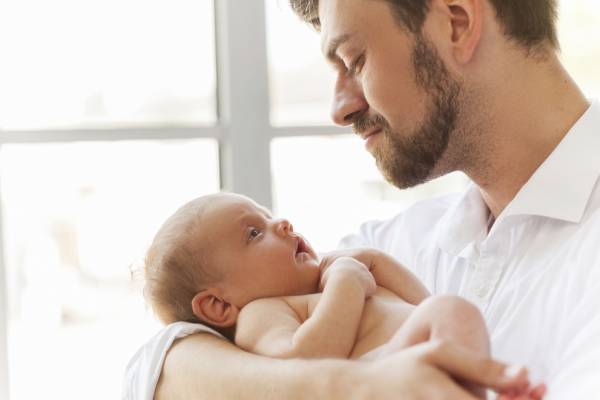 Un papa avec son bébé dans les bras