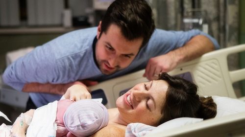 Un nouveau-né avec sa maman et son papa à l'hôpital