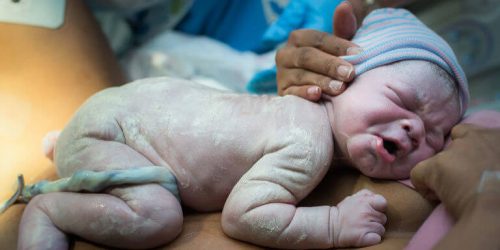 Un bébé qui vient tout juste de naître