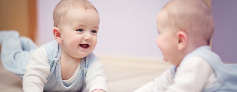 6 bienfaits de jouer avec votre bébé face au miroir