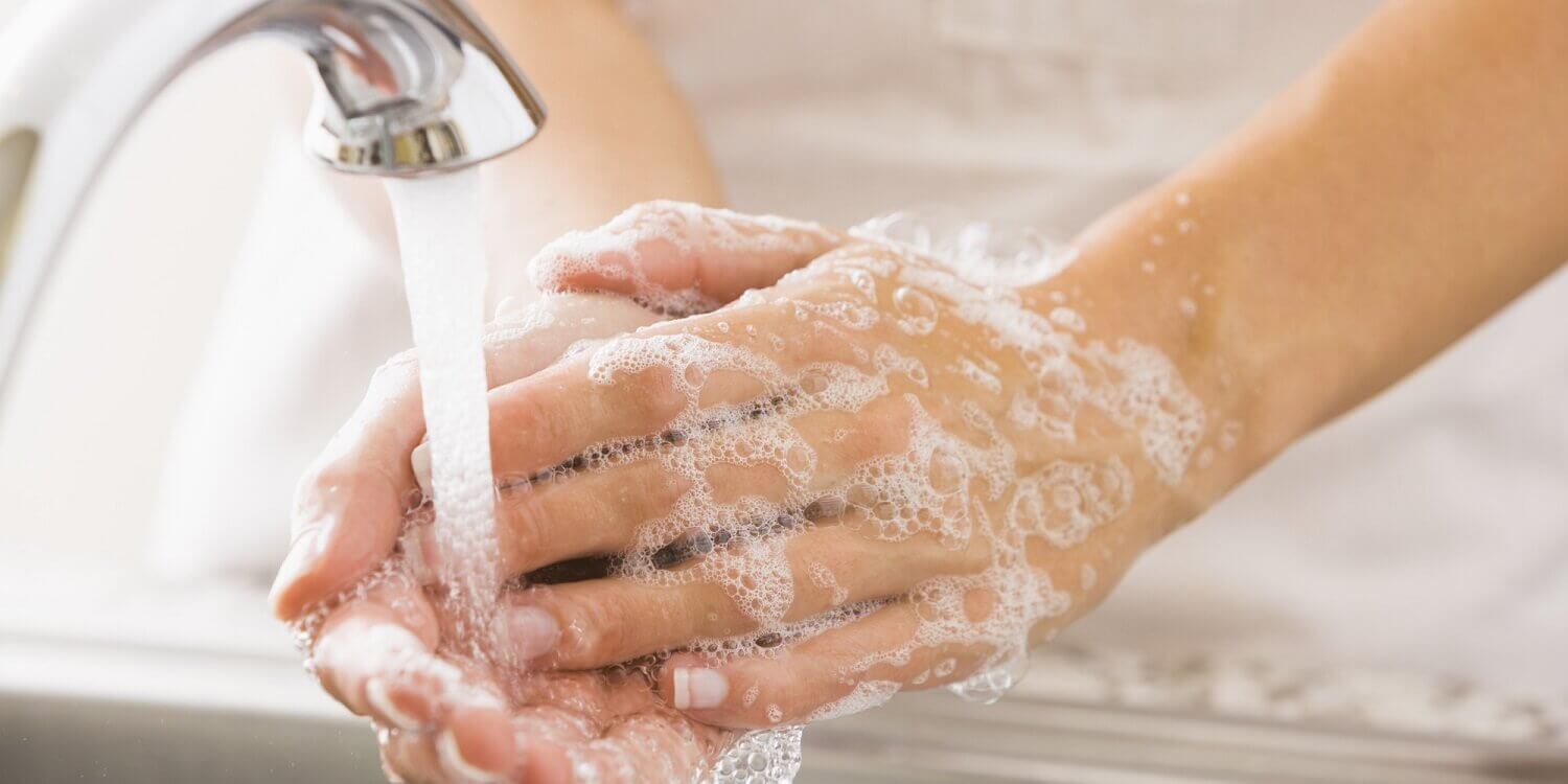 Un adulte en train de se laver les mains