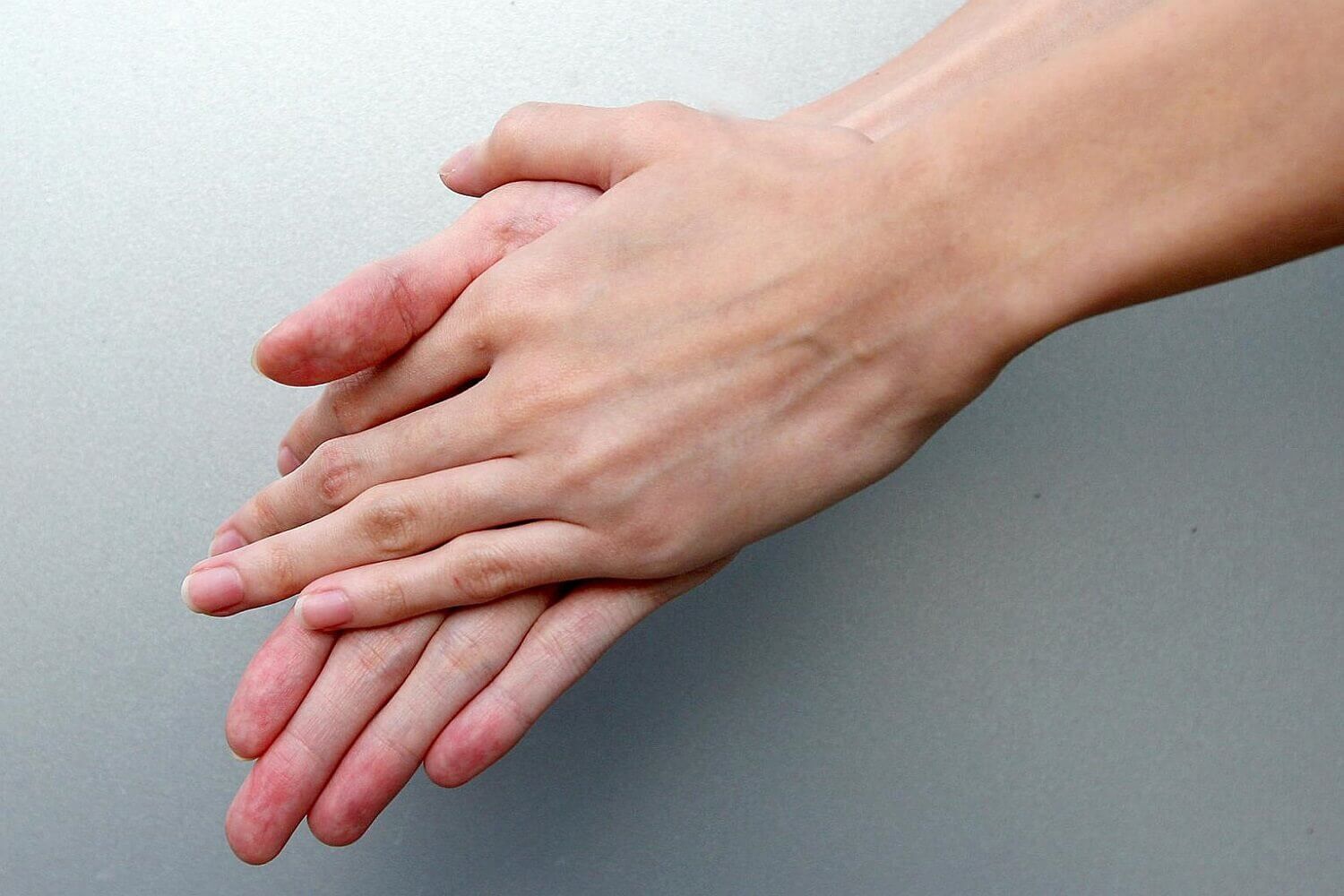 Un adulte se frotte les mains