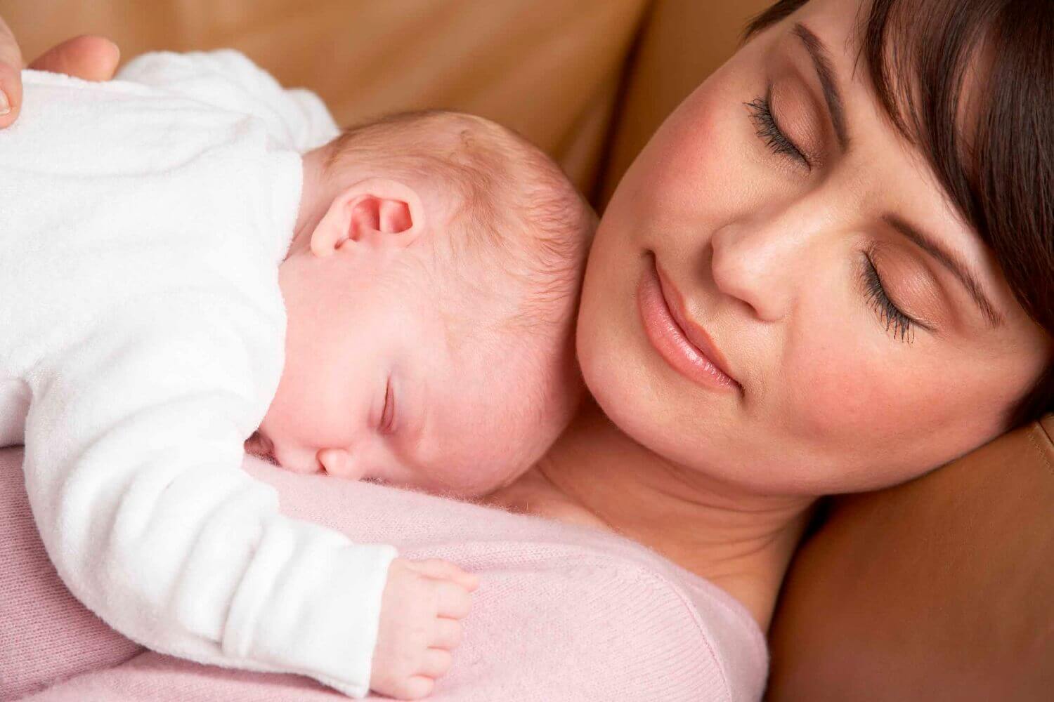 Bébé qui dort sur sa maman