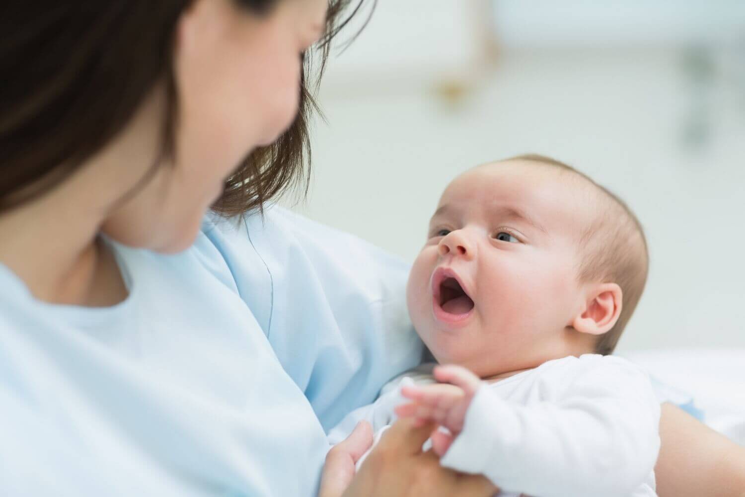 Maman et bébé qui sourit