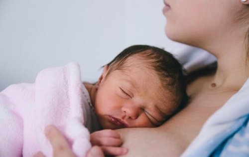 Membres de la famille : ne prenez pas le bébé avant la mère après la naissance