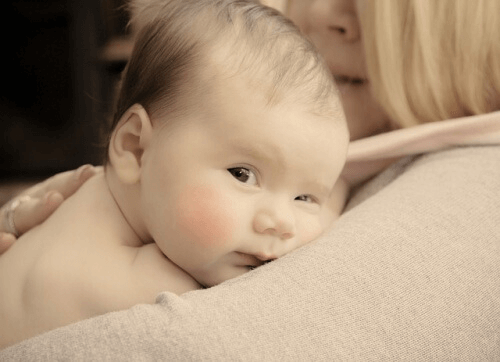 Mère parfaite pour son bébé