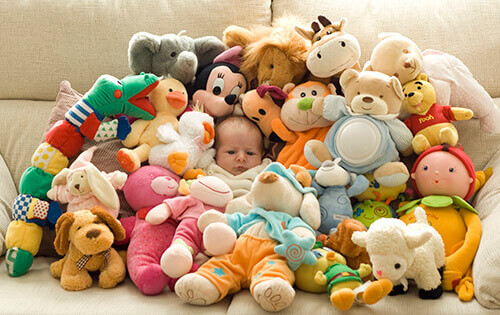 Pourquoi et comment offrir moins de cadeaux à un enfant