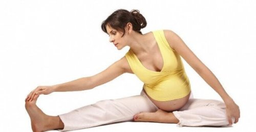 Une femme enceinte en séance d'étirements