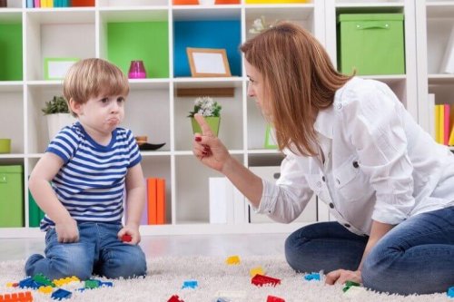 Une maman qui gronde son petit garçon