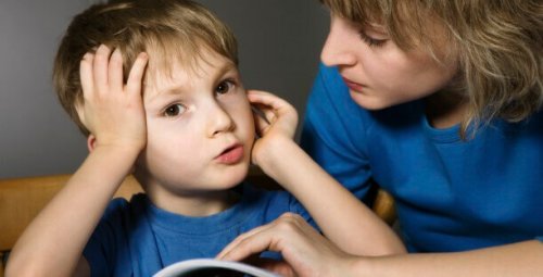 Une maman patiente à l'écoute de son petit garçon 