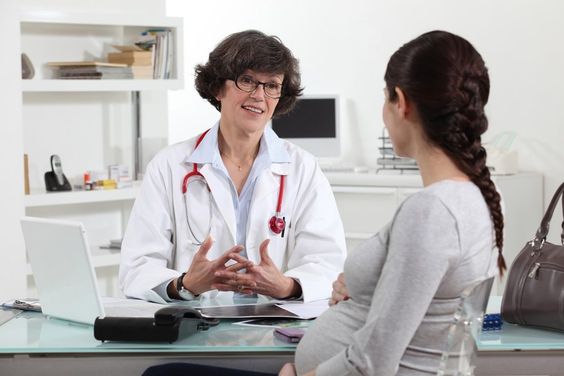 Une femme enceinte dans le cabinet de son médecin, l'occasion de discuter de son projet de naissance