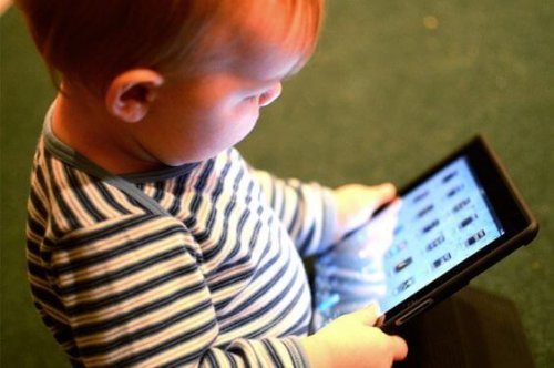 La lumière des portables et des tablettes est nocive pour le développement du langage