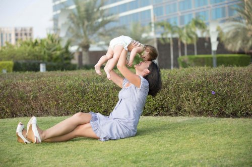 Une maman joue avec son bébé 