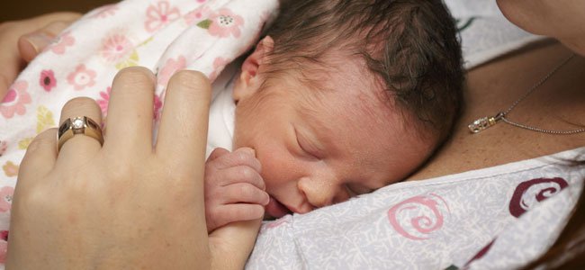 Un bébé prématuré sur sa maman
