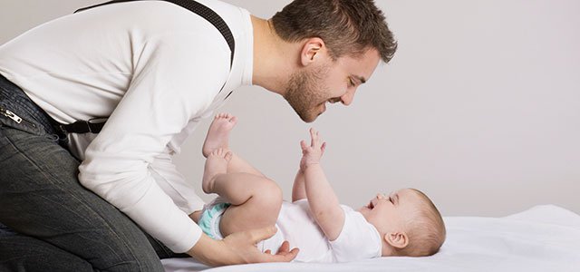 Papa jouant avec son bébé