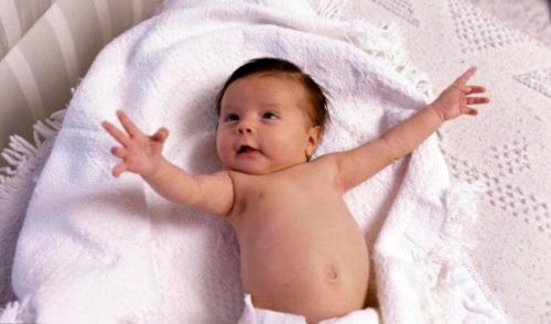 Qu’est-ce que le réflexe de Moro ou de défense chez le bébé ?