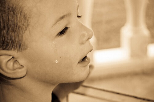 Un petit garçon en pleurs  