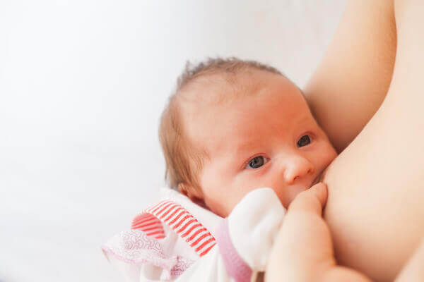 Bébé qui tète le sein