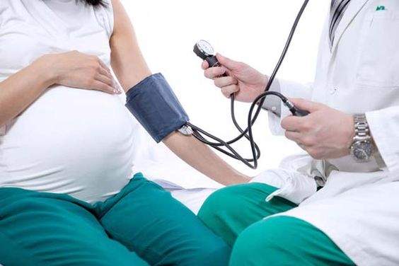 Femme enceinte chez le médecin 