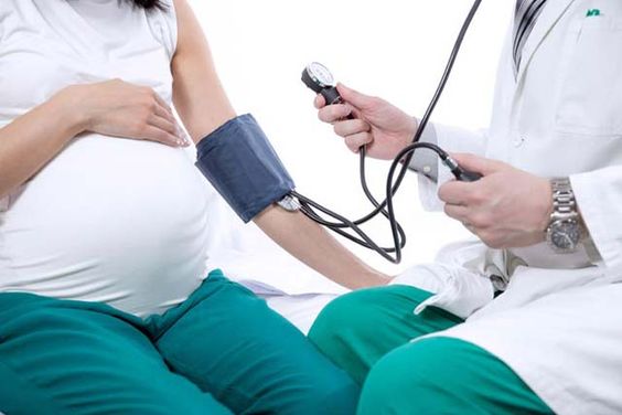 Femme enceinte chez le médecin