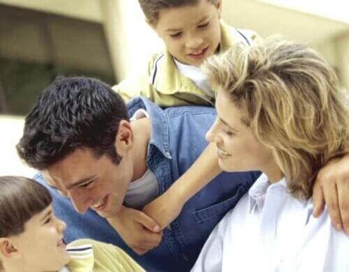 Une famille heureuse avec deux petits garçons