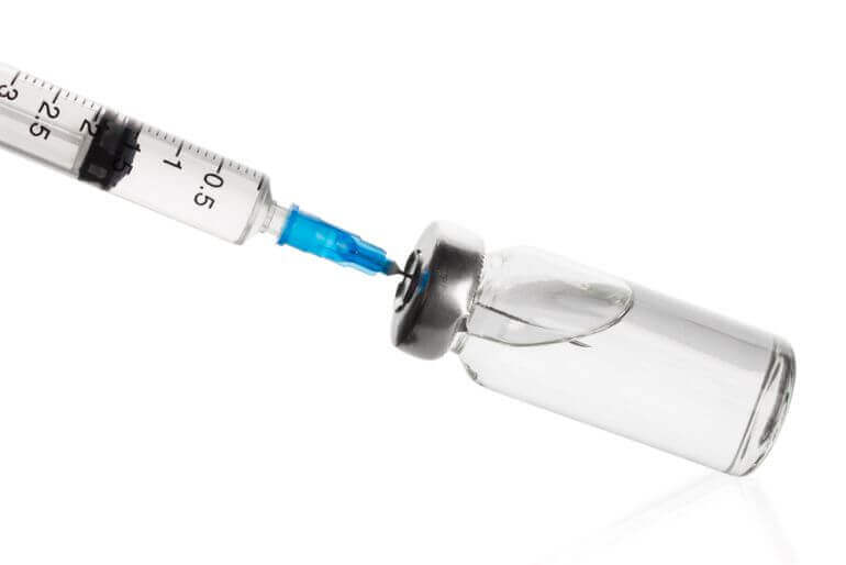 Une seringue dans un flacon de vaccin 