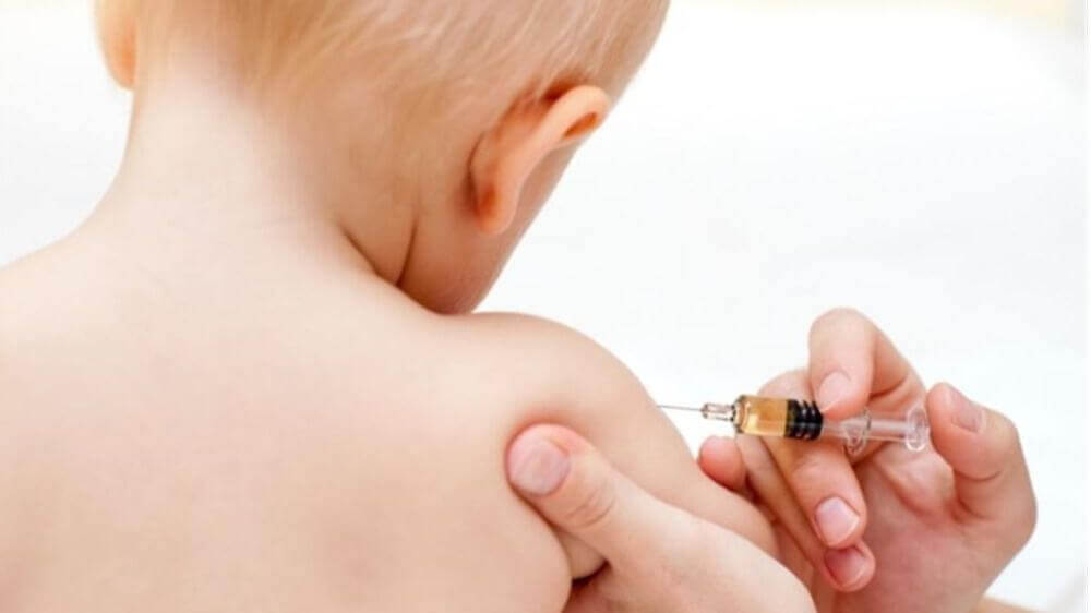 Un bébé se fait vacciner