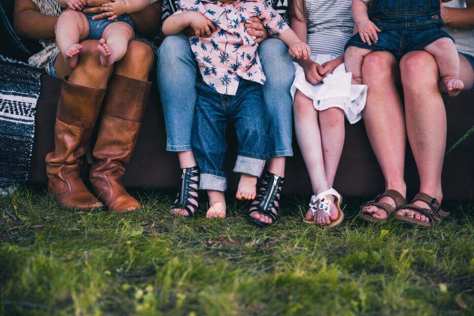Une famille des enfants et des femmes