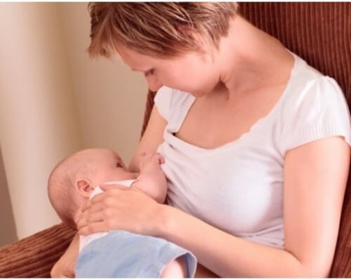 Une maman donne le sein à son bébé