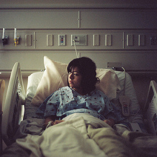 Une femme enceinte attend l'accouchement dans son lit d'hôpital