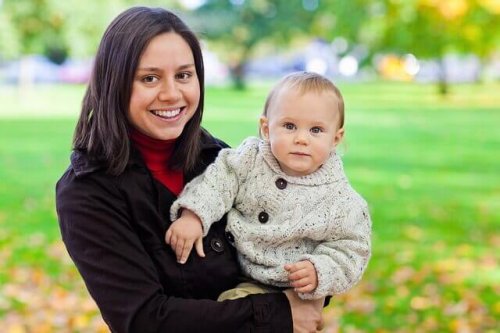 Un bébé dans les bras de sa maman