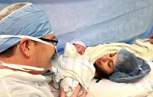 Un bébé tout juste né par césarienne