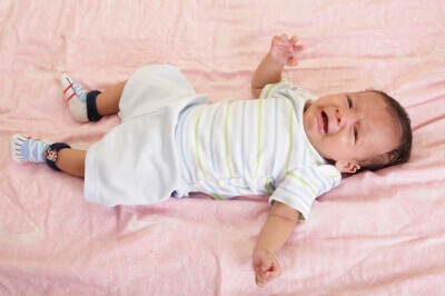 Un bébé en pleurs souffrant de coliques
