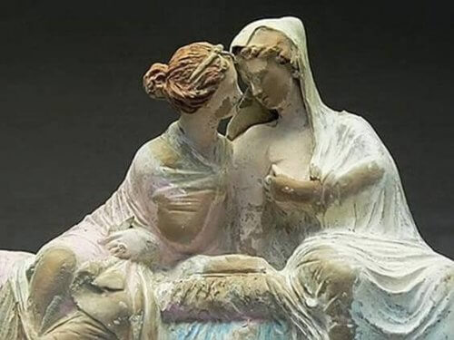 sculpture de deux femmes