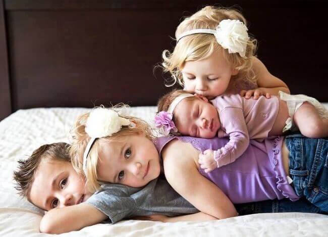 3 enfants et un bébé photo de famille