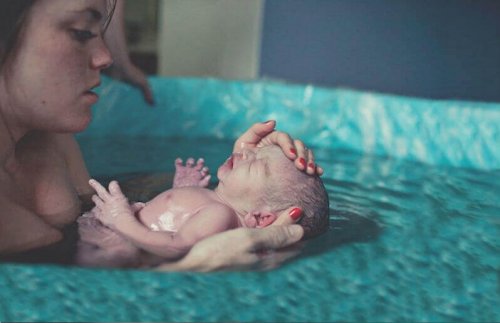Une maman vient d'accoucher dans l'eau, un des 9 types d'accouchement