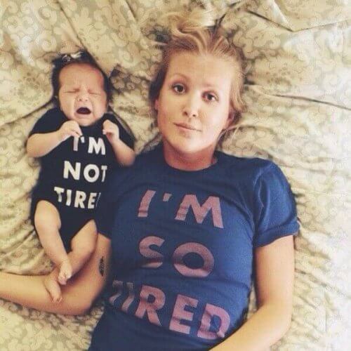 Une maman et son bébé avec un t-shirt "I'm so tired", un des désagréments de l'allaitement