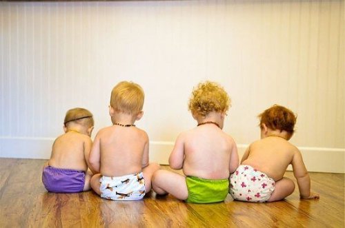 Des bébés en couches avant d'apprendre à aller sur le pot