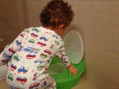 Un bébé va sur son pot